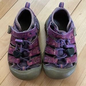 Keens toddler size 8 sandals